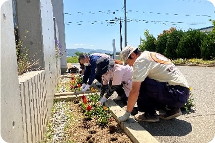 地元障がい者福祉施設の方々と一緒に植栽活動を実施01