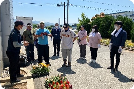 地元障がい者福祉施設の方々と一緒に植栽活動を実施02