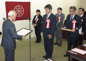 平成30年11月13日(火)　米沢市役所にて　米沢市　中川市長より当社　角田社長へ表彰状授与